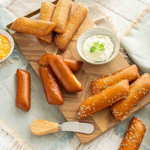 BREZEL-STICKS mit hausgemachten DIPS (24 Stck.)